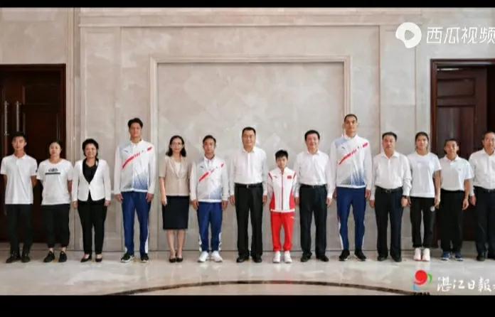 终于现身了，全红婵受湛江市领导接见，回村时关注度太高