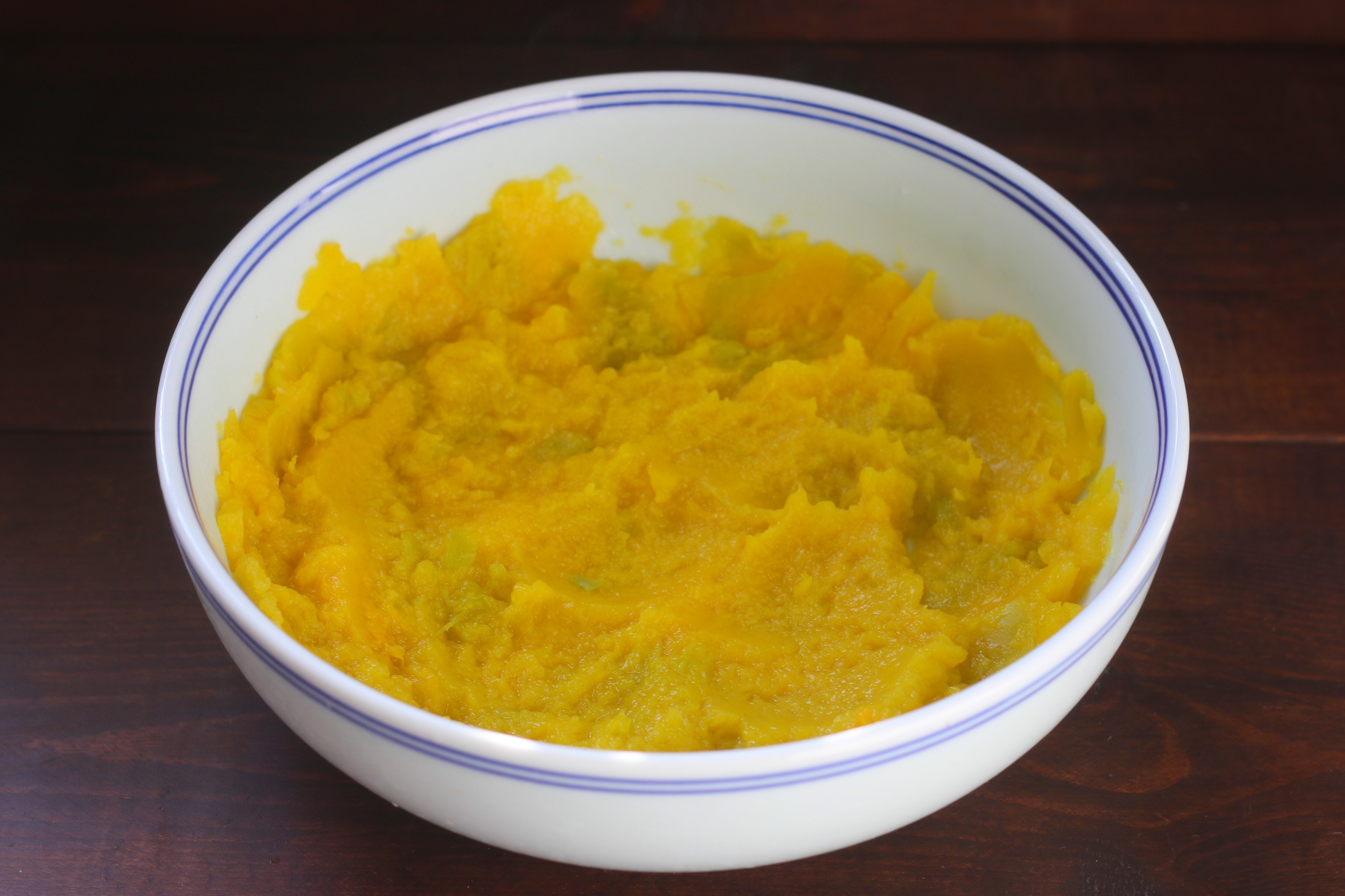 用南瓜做餅，又軟又香甜，如果不制止，孩子會拿起第三個第四個