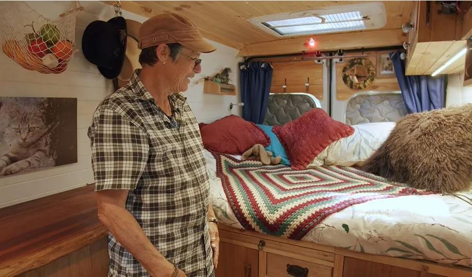 64岁老太不结婚，卖了豪宅住进8㎡蜗居，却过上