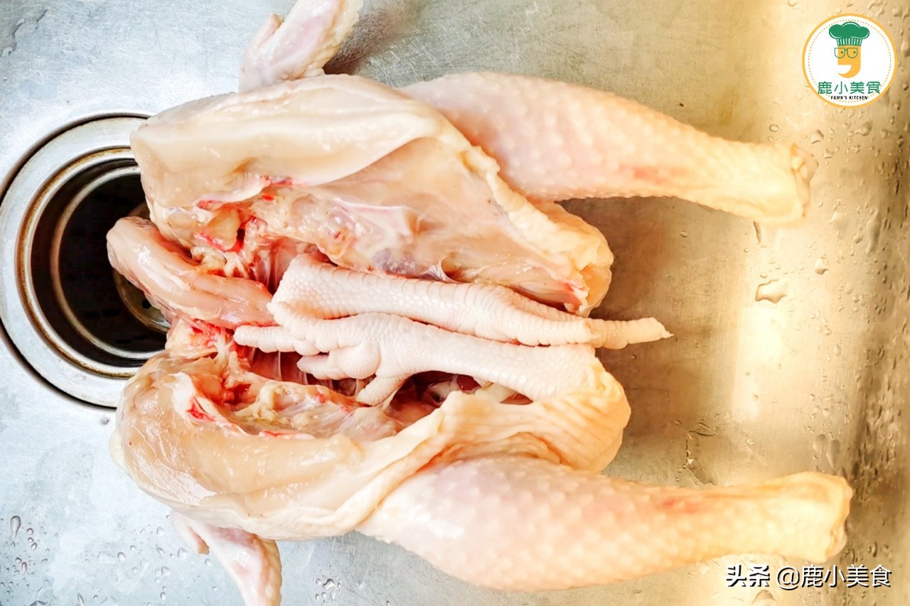 鹽焗雞，只放鹽焗雞粉不夠香，多放“1料”，皮脆金黃，肉滑鹹香