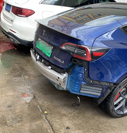 路过一滩水特斯拉的“裤子”掉了？网友：好家伙4000多没了