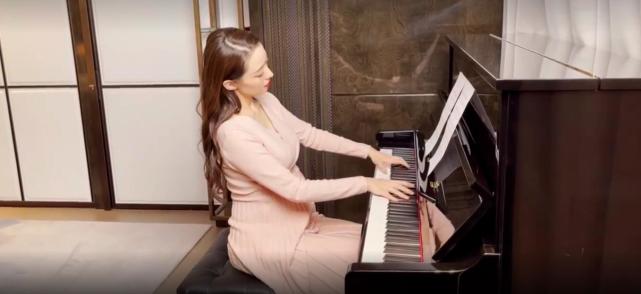 吉娜挺九個月孕肚彈琴，郎朗貼心拍照，夫妻倆為寶寶做胎教超甜蜜