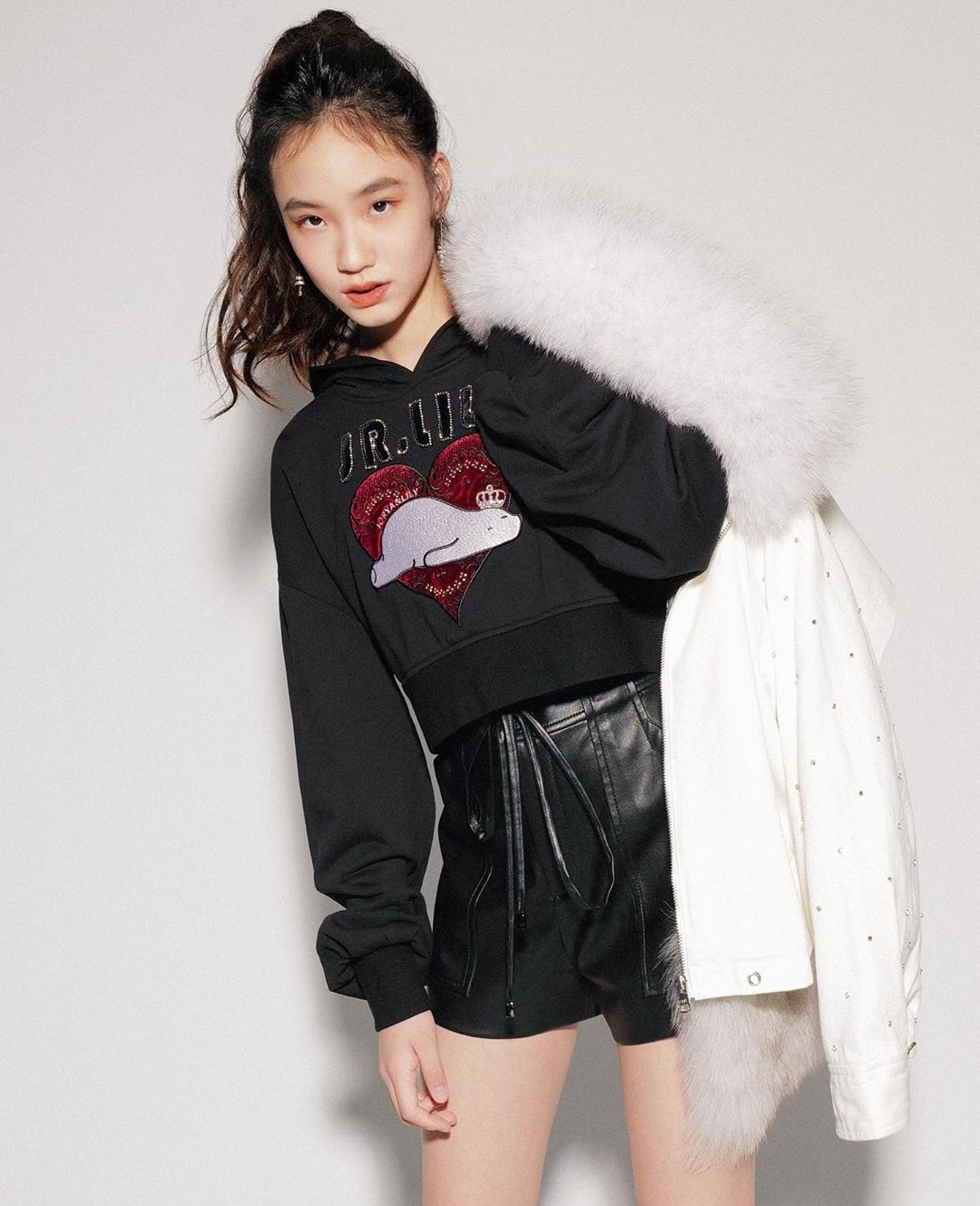 小s二女儿单独拍大片身材好，Lily笑容甜美曾被称为女版易烊千玺