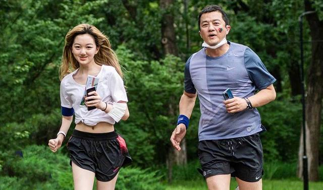 李亚鹏有多宠女儿？亲吻大腿风波后，本尊：女儿脚趾头都是臭香的