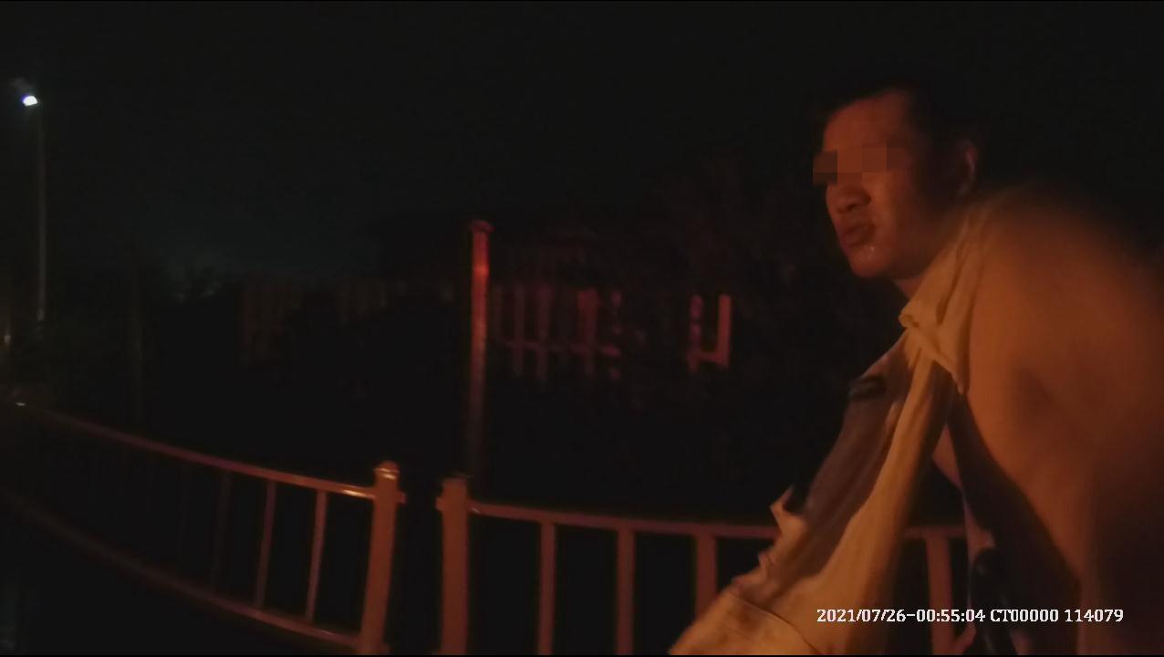 “我怎么会到这里来，我在哪里？”台风天，一男子竟光着上半身躺在了路中央