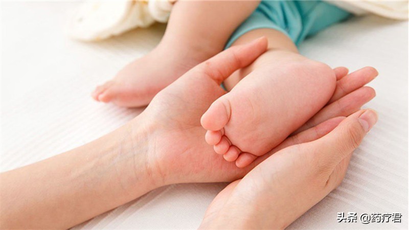 千万别给6岁前的宝宝用热水泡脚，容易扁平足？真相是这样的……