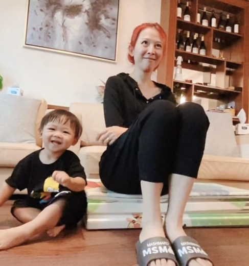 蔡少芬在家戏弄儿子，意外曝光豪宅内景，酒柜中几十种美酒很抢眼