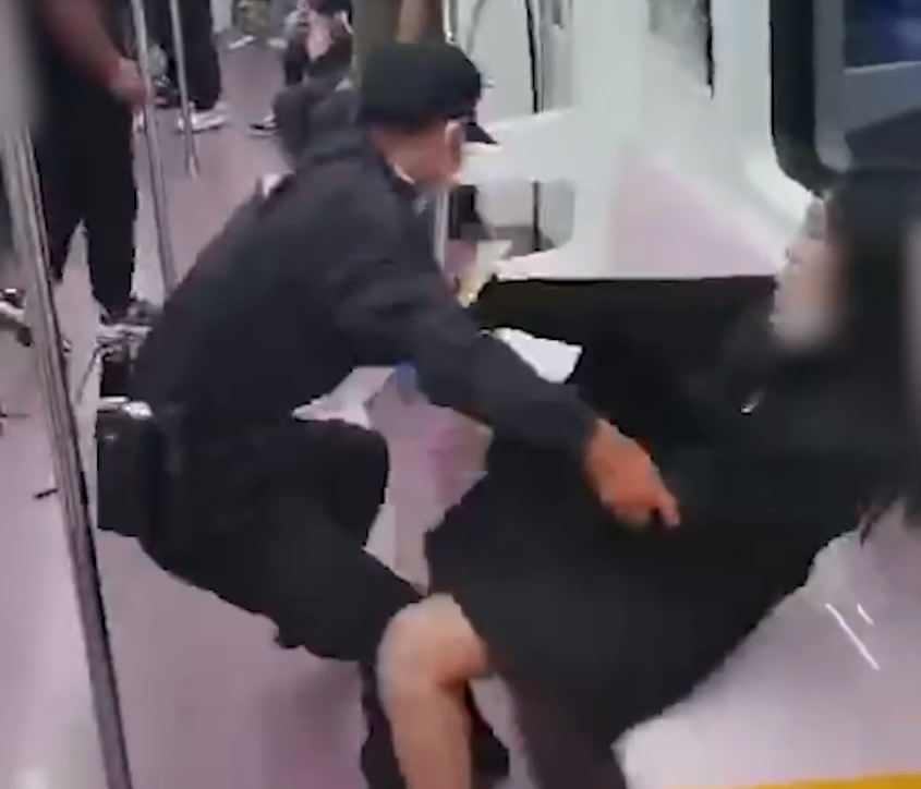 西安一女子地铁内被安保拖拽下车，衣不蔽体呼喊“救命”！目击者发声，交通运输部：已上报该事件，正在处理