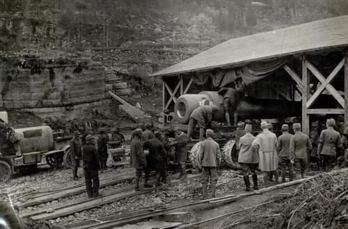 420毫米榴弹炮有多大？一枚炮弹重达一吨，光人力根本抬不动