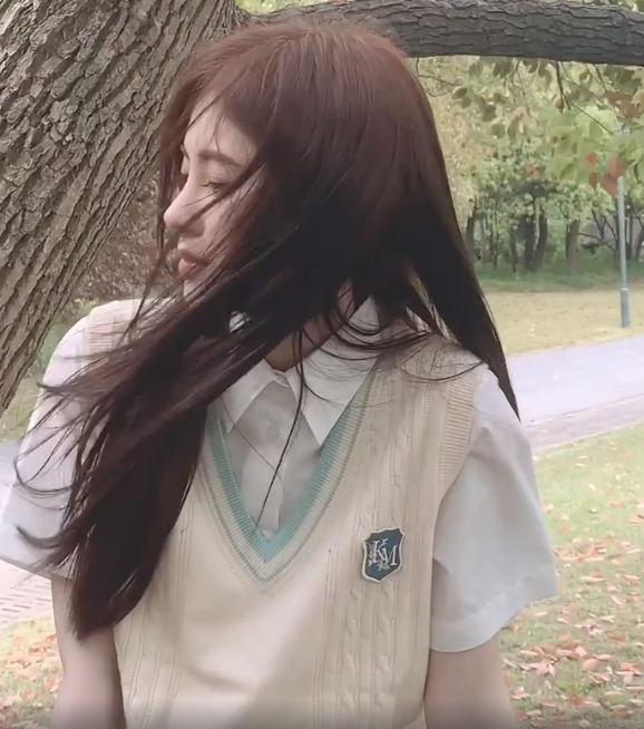 鞠婧祎穿JK裙摆拍，有谁注意她的坐姿？原谅我学