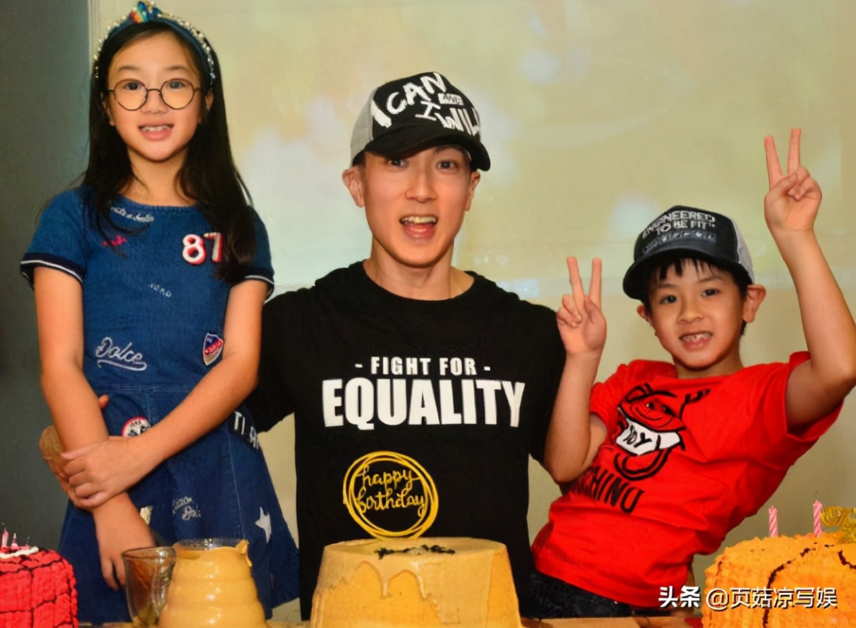 吴尊庆祝生日罕现身，家人生日只差一天有缘分，儿子大小眼仍很帅