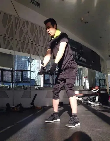 李健肌肉照上热搜46岁的身材变化令人吃惊靠健身“冻龄逆生长”