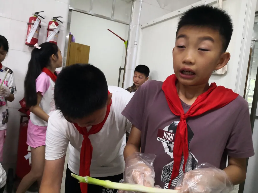 欢乐与泪水——万安小学4.1中队走进厨房学习生活技能
