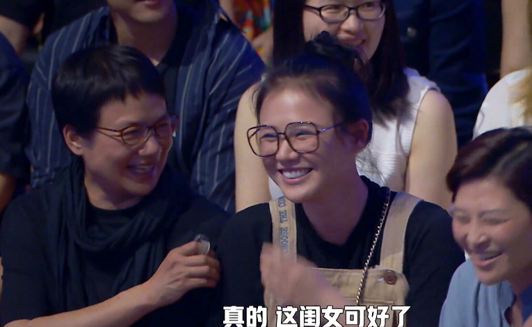马思纯现身《脱口秀大会》观众席，素颜出镜略显害羞，笑容太治愈
