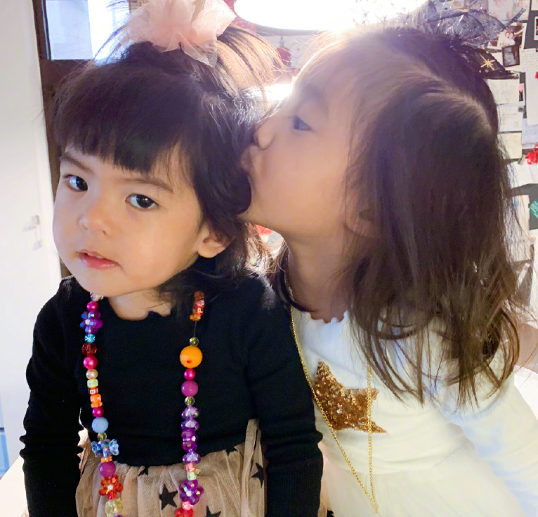 有種“姐姐”叫咘咘，和妹妹波妞合照時，咘咘的手永遠護著妹妹