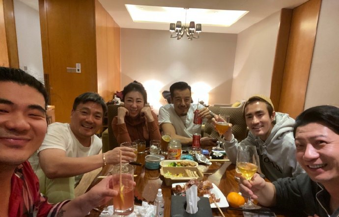 “许大茂”晒一家四口合照，47岁才结婚，小10岁娇妻另有俩娃