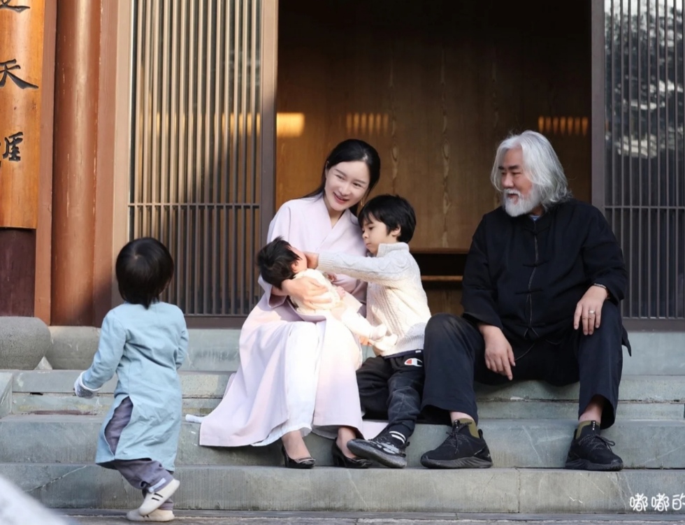 张纪中三胎女儿过百日，高龄得女宠上天，设宴排场大还送剑当礼物