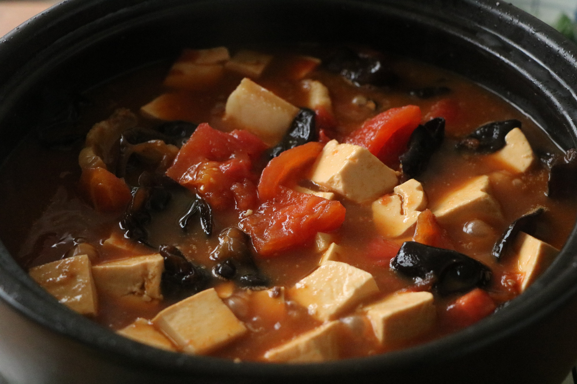 豆腐這樣燉太費米飯了，用砂鍋煲一鍋，滑嫩入味，太適合冬天吃了