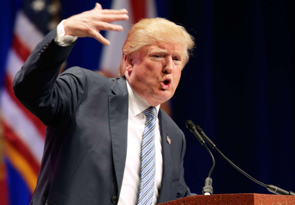 一切安好？示威群众白宫前放置装尸袋：特朗普说谎了，人们死了