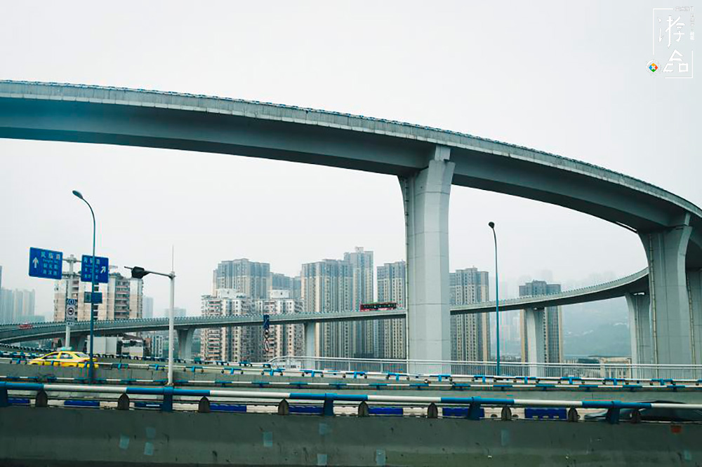 同样是重庆的轨道交通，3号线上的这个站点比李子坝更神奇