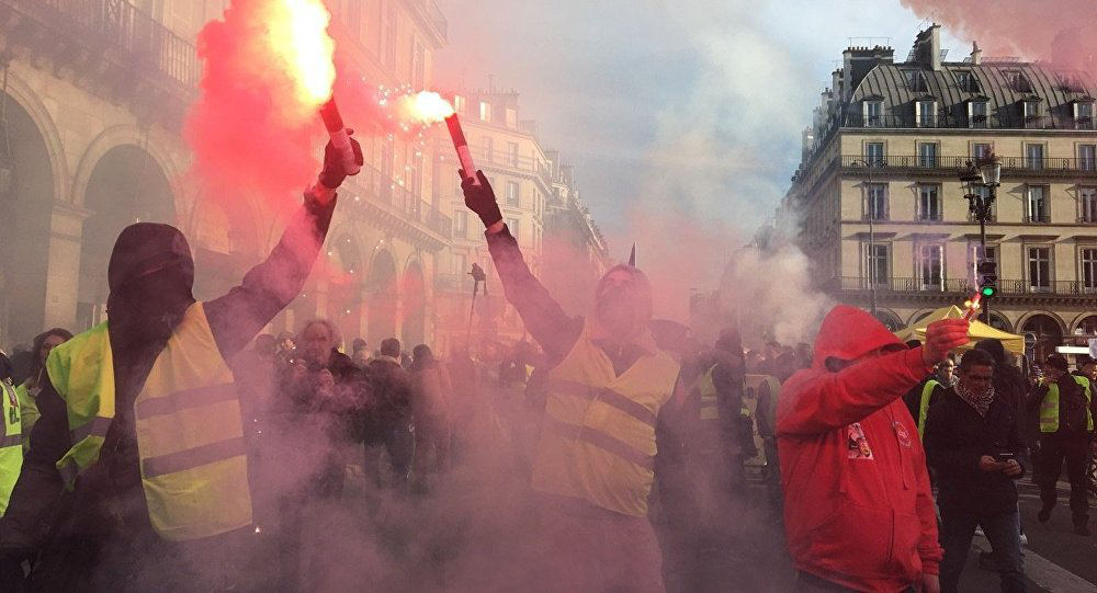 马克龙难过了！抗议者沿途堵路，焚烧汽车，巴黎为一片“火海”