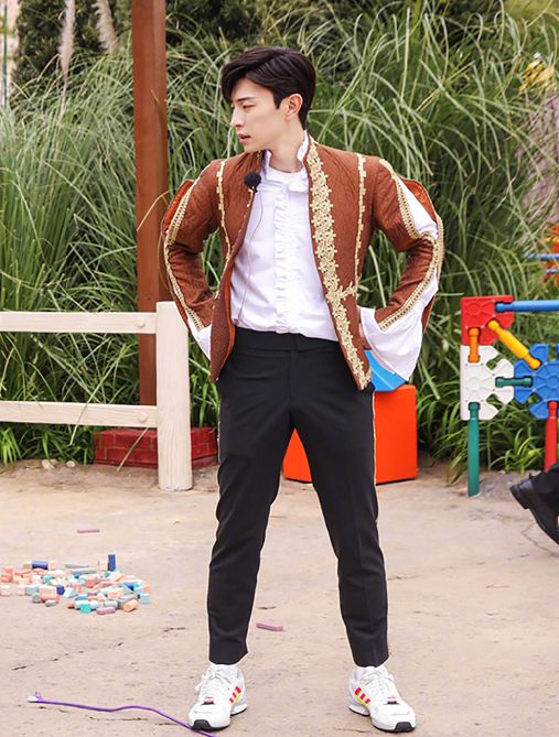 邓伦穿王子装做俯卧撑，却被脚上的鞋抢了镜，多数男生不会这么穿