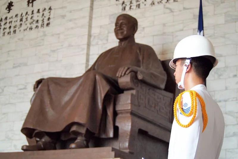 民進黨移除蔣介石銅像時間敏感，疑為明年選舉炒話題，影響蔣万安