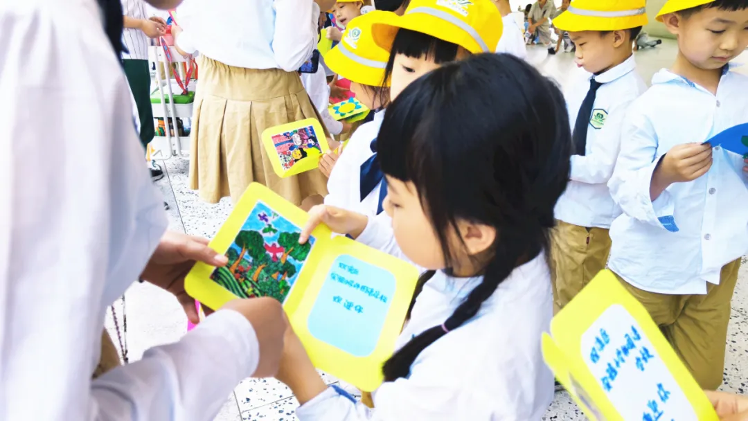 「百花快讯」看!双流区实验小学外国语学校校园惊现小黄帽