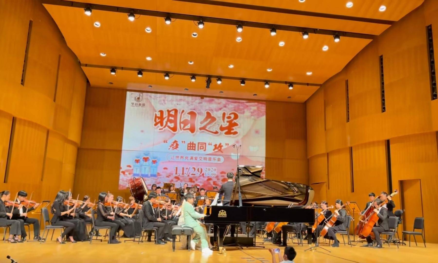 安吉彈鋼琴為媽媽慶生，胡可欣慰感動，小魚兒貼心為哥哥錄像