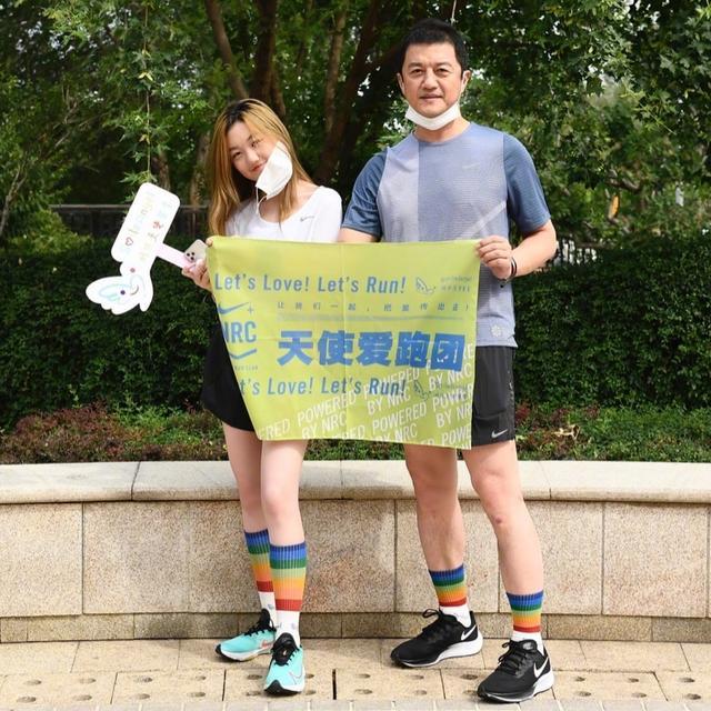 李嫣自拍晒近照，14岁就已出落亭亭玉立，大长腿