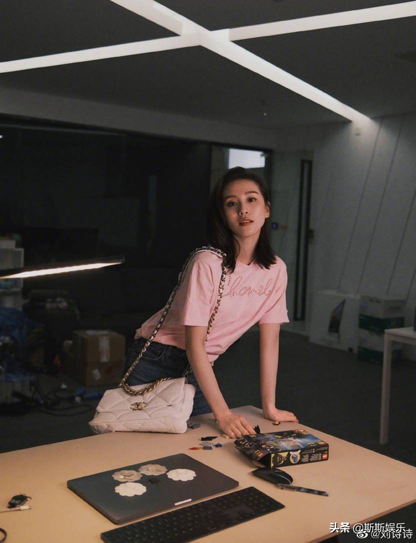 “为你写诗”发糖了！刘诗诗倪妮微博互动，闺蜜情深相互扶持