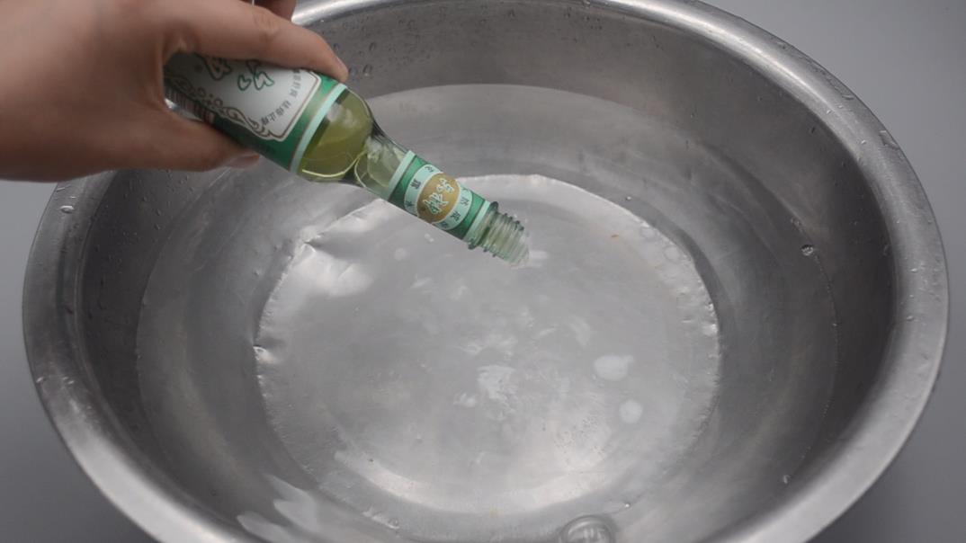 毛巾用久油腻有异味？教你一个清洗技巧，毛巾洗完柔软干净无异味