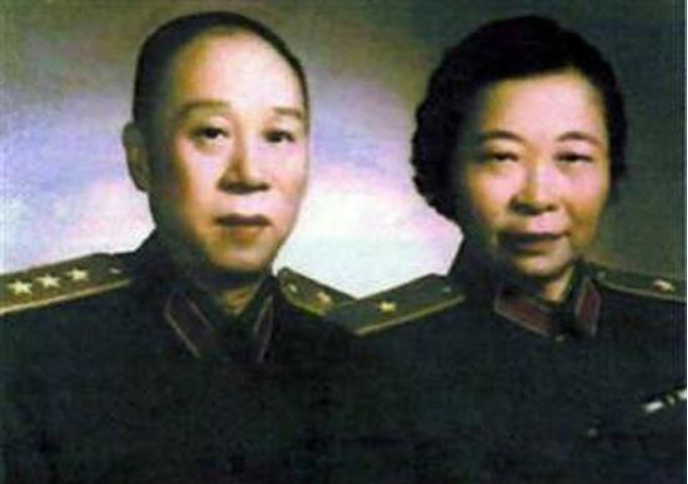 新中国第一位女将军，回乡时遇上毒打过自己的前夫，托人带了句话