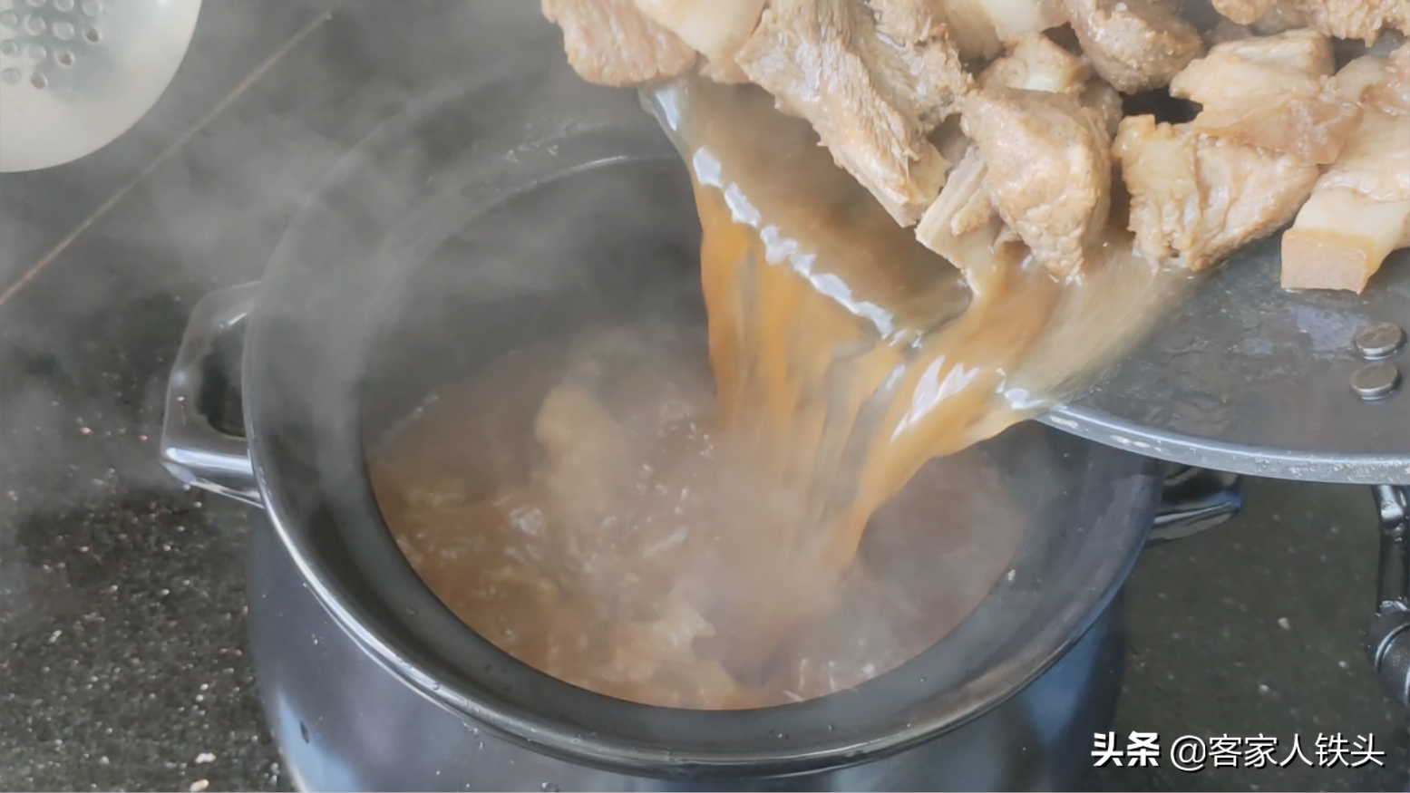 客家人传统的土方法炖肉，肉香味美原汁原味，4斤出锅吃完还想吃