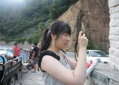 《创3》王艺瑾旧照，身材较胖、一脸痘痘，减肥前后判若两人