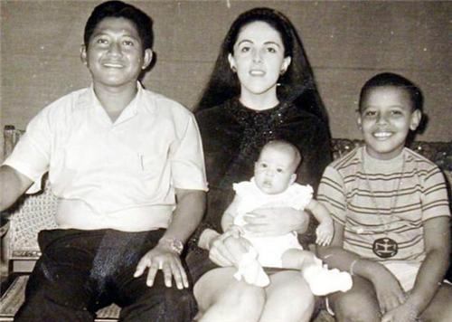 奥巴马的妈妈：肤白貌美有个性，离婚2次，扎根农村14年成为博士