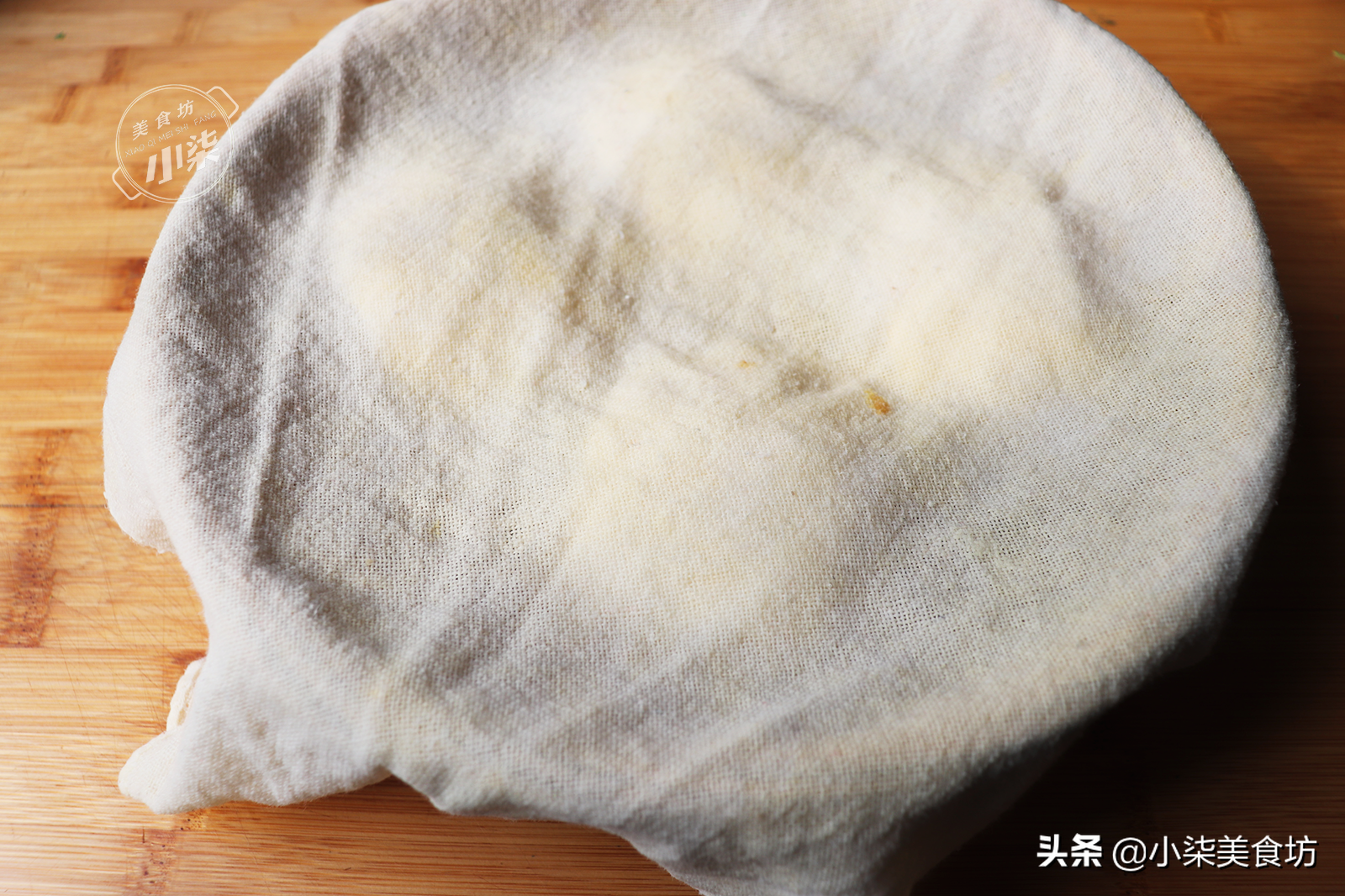 饅頭吃不完別直接放冰箱，教你2個訣竅，放一個月都新鮮不干硬