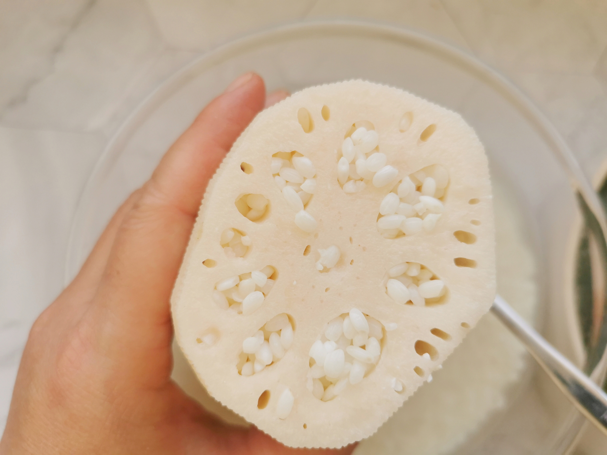 1碗糯米2根蓮藕，電飯鍋煮一煮，香甜軟糯吃不夠，比買的好吃