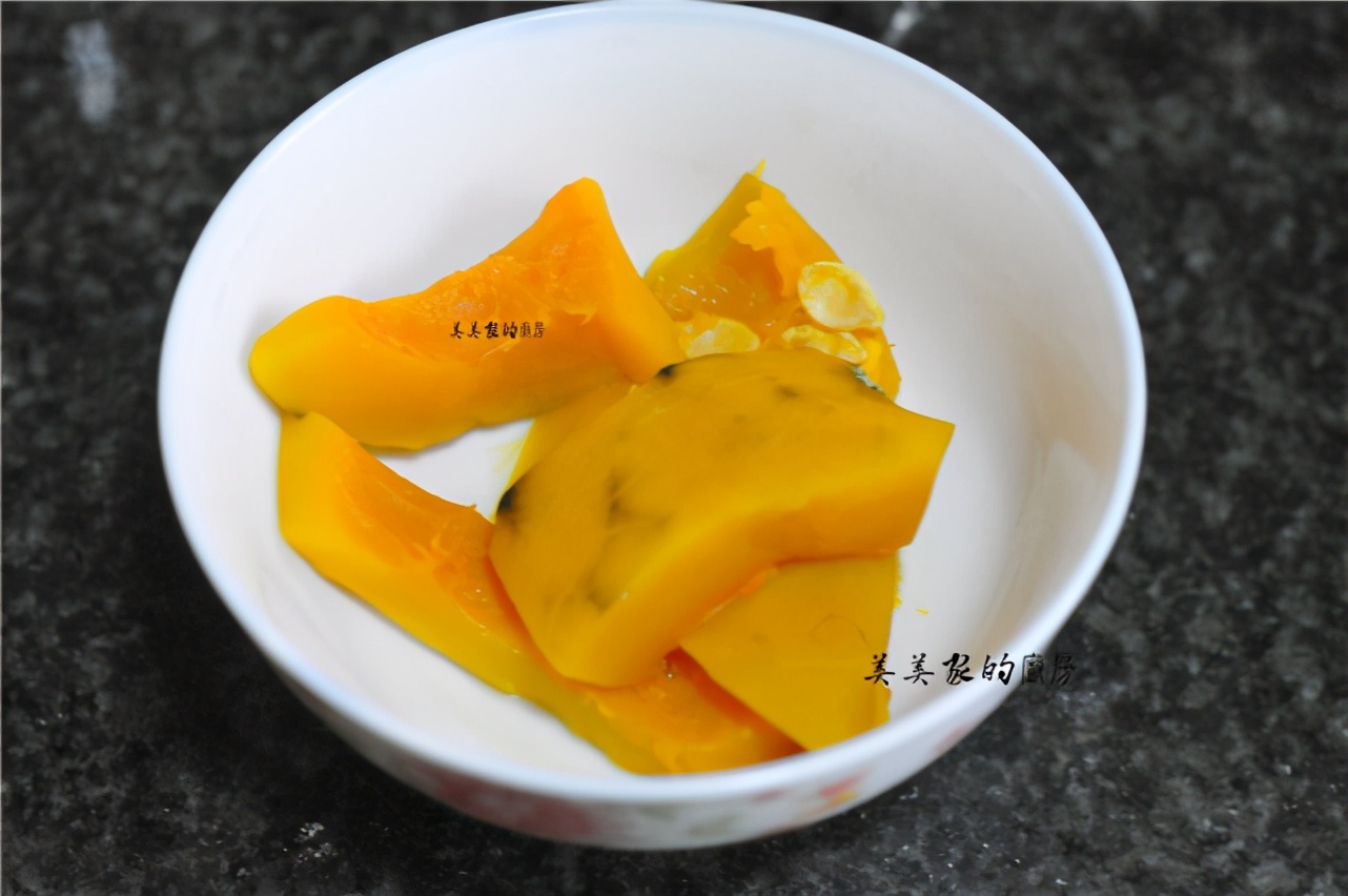 早餐不吃煎餅了，南瓜裡打入一個雞蛋，又鮮又嫩，比披薩還香