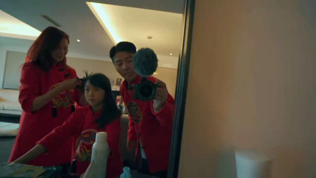 張晉新年首曬全家福，三個兒女同框送祝福，豪宅內景罕見曝光