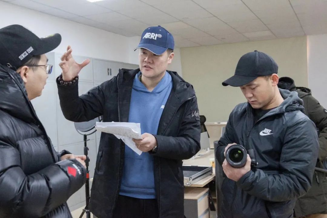 退伍后，那位初中学历的士官当了导演