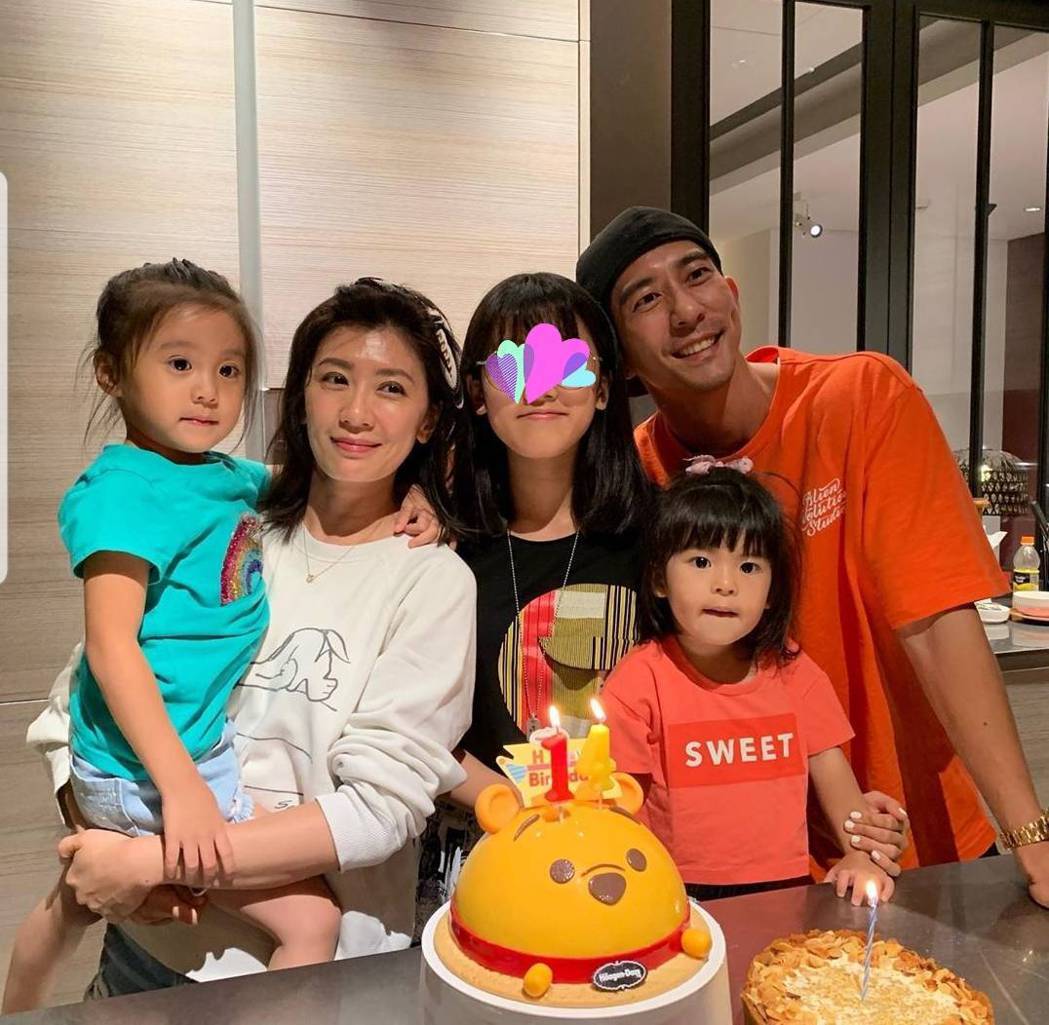 妈妈亲自下厨！咘咘、修杰楷父女感到紧张，贾静雯无奈苦笑