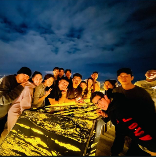 周杰伦携妻参加友人聚会，周董挂昆凌身上比剪刀手，当众撒糖甜齁