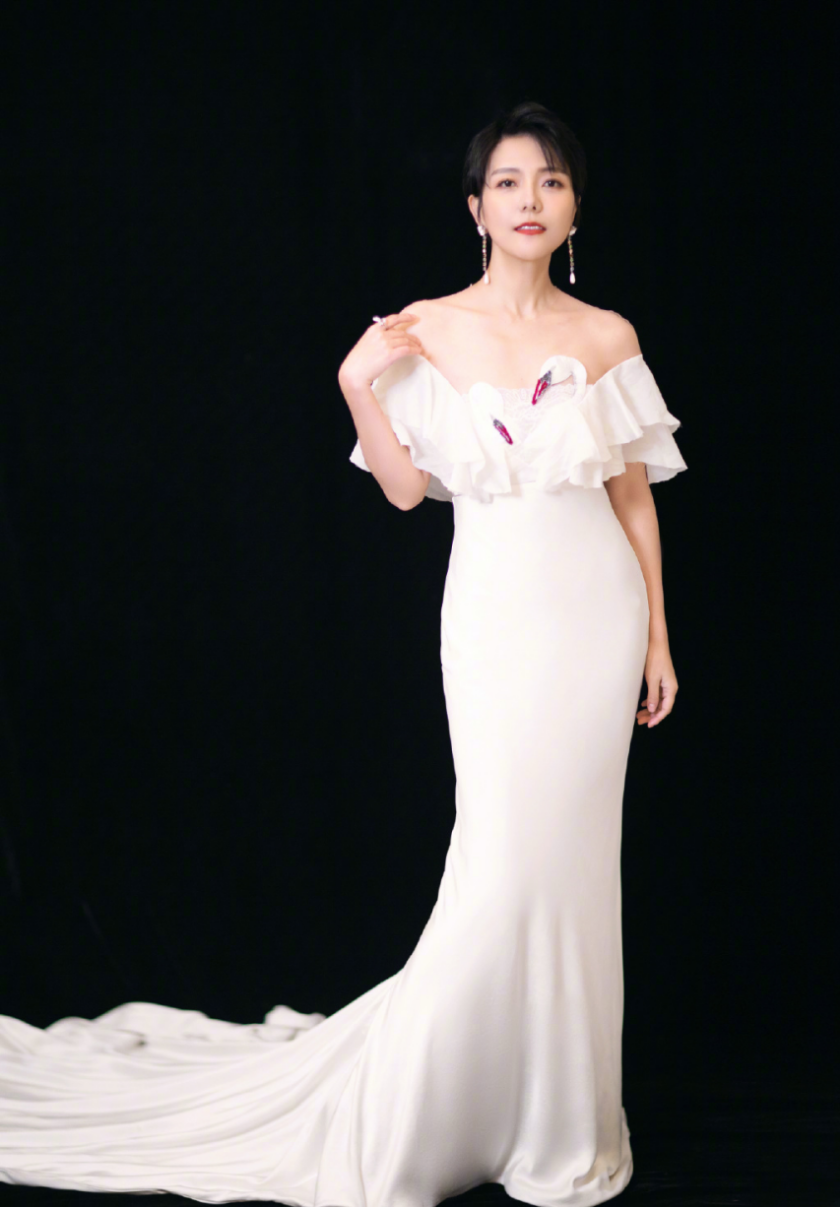 汪涵的妻子藏的真深，穿身“丝滑裙”真招摇，