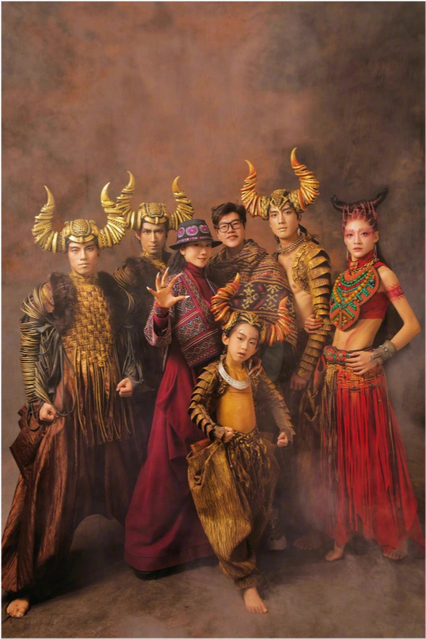 Spring win the home late! Group of youth of times of the TFBOYS below banner of times high peak all crosses careful CCTV spring is late