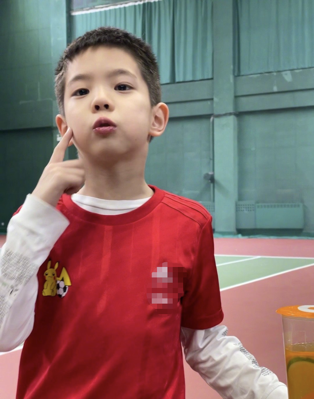 霍思燕曬7歲兒子近況，嗯哼挑戰高難水上項目，臉蛋英俊瘦成竹竿