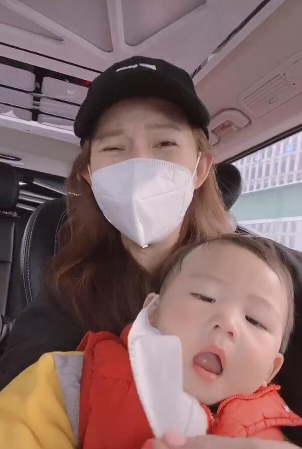 张晋带儿子出镜，鱼蛋眼神呆萌，不动抢到C位，张晋满眼都是儿子