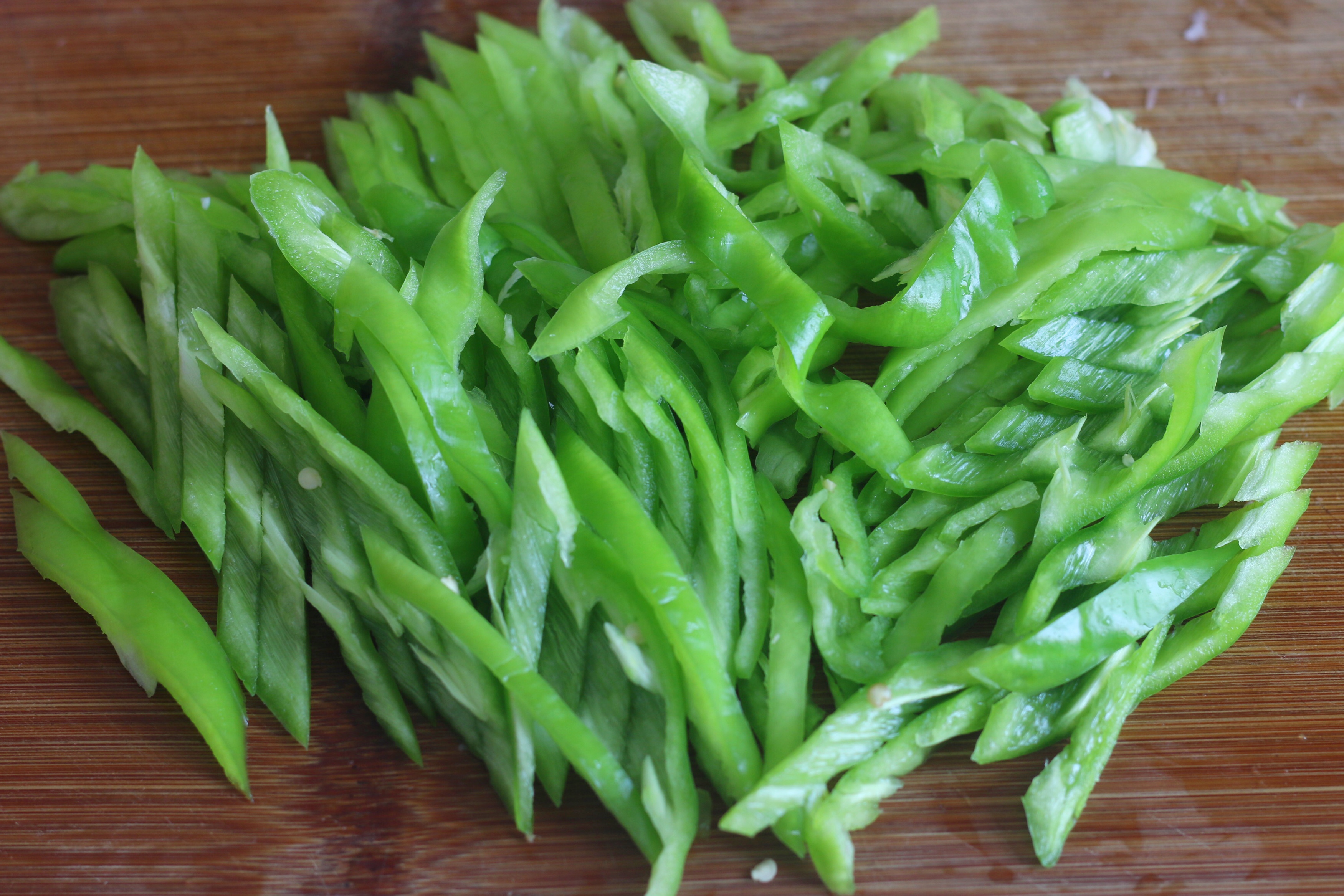 炒麵時，麵條先蒸再炒，根根分明，好吃入味，味道不比飯店差