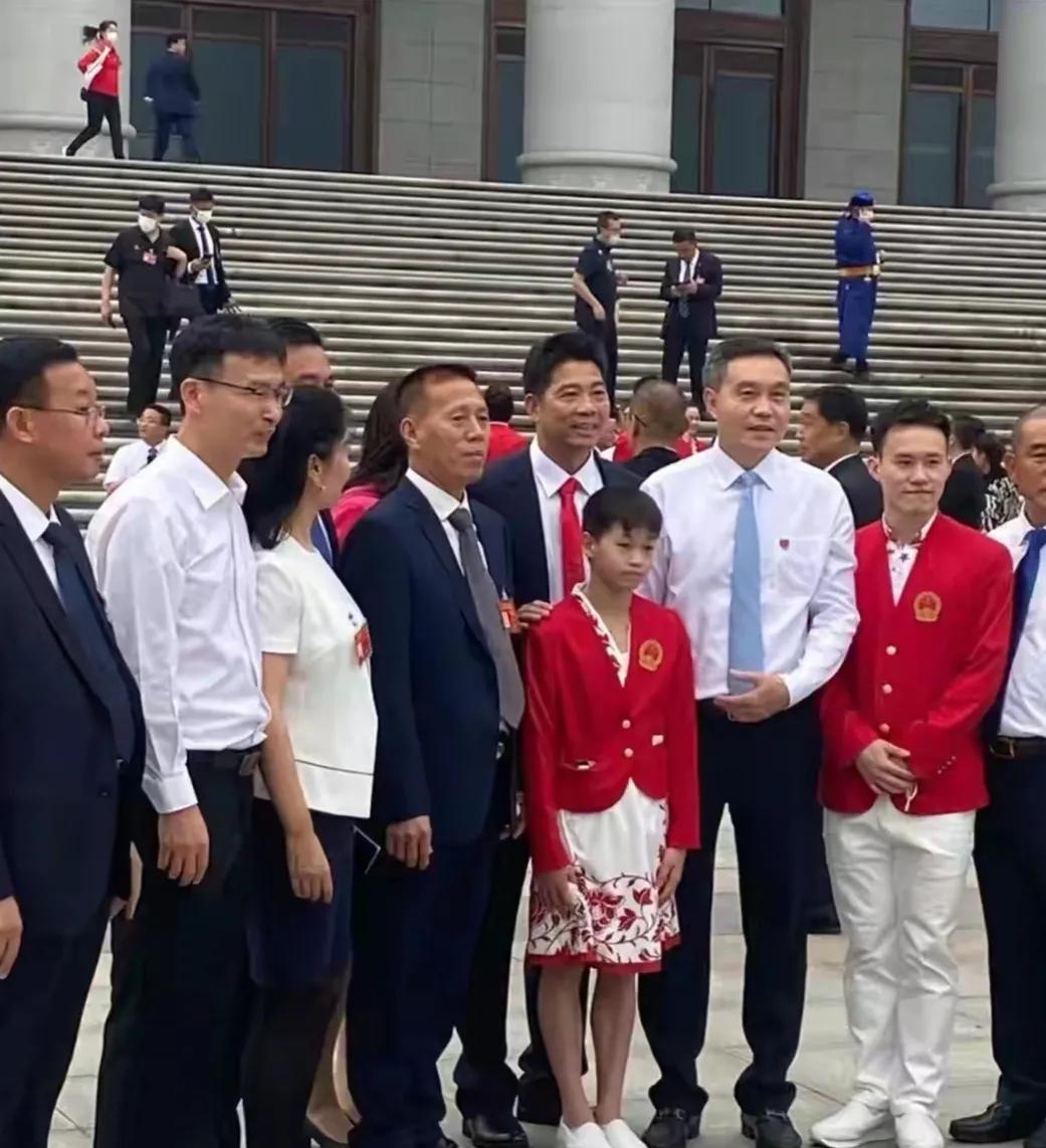 全红婵有麻烦了！何教练最担心的事情，被强行合影，幸好有谢思埸