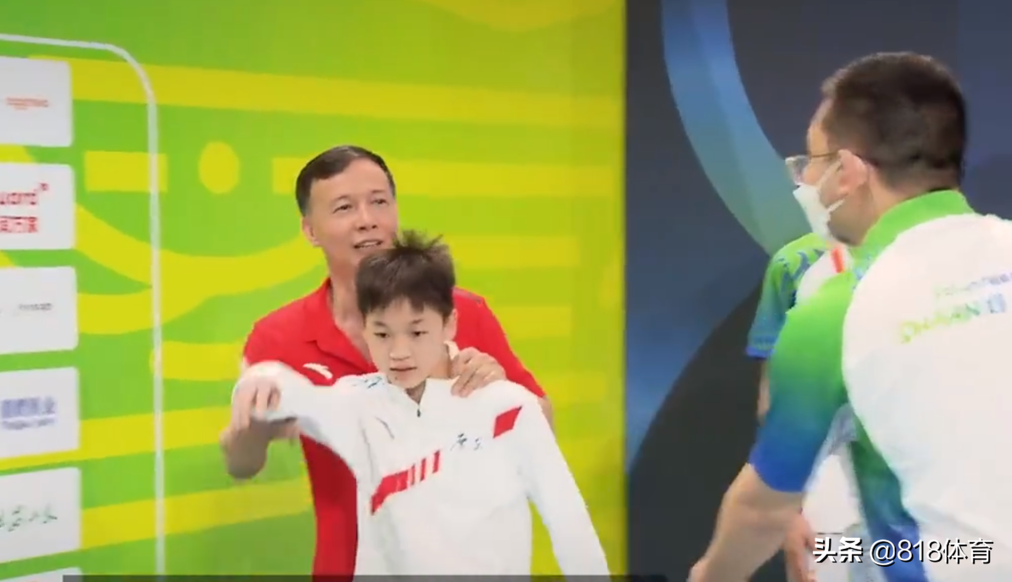 可爱!全红婵经过混采区被记者拉着采访,何教练赶紧薅衣领将她拽走